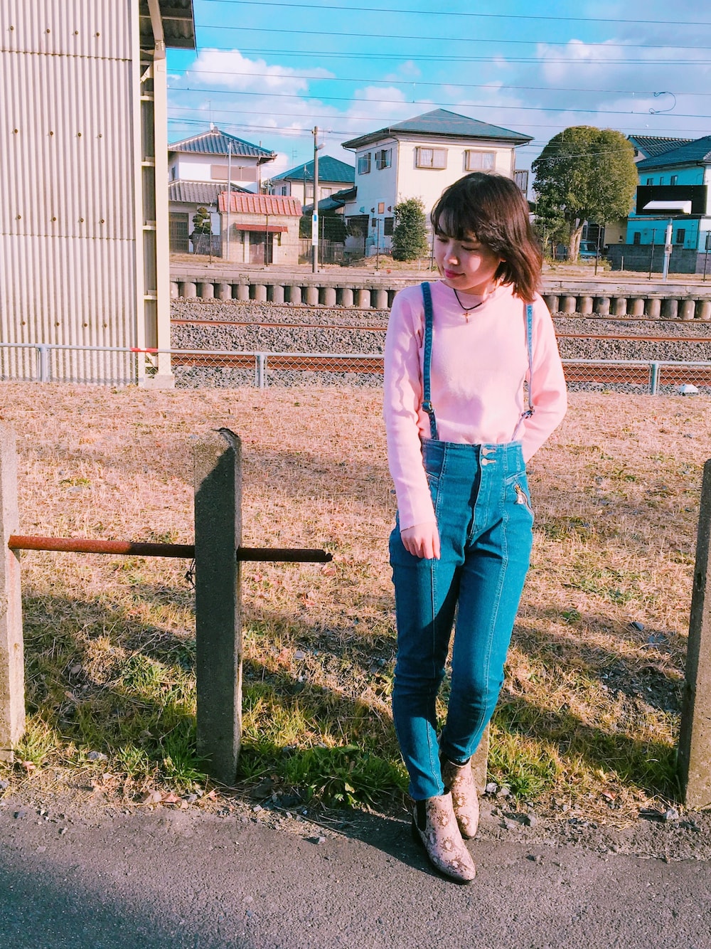 ブルー系のパンツ、その他のシューズを着用したレディースの冬コーディネートの1枚目の写真