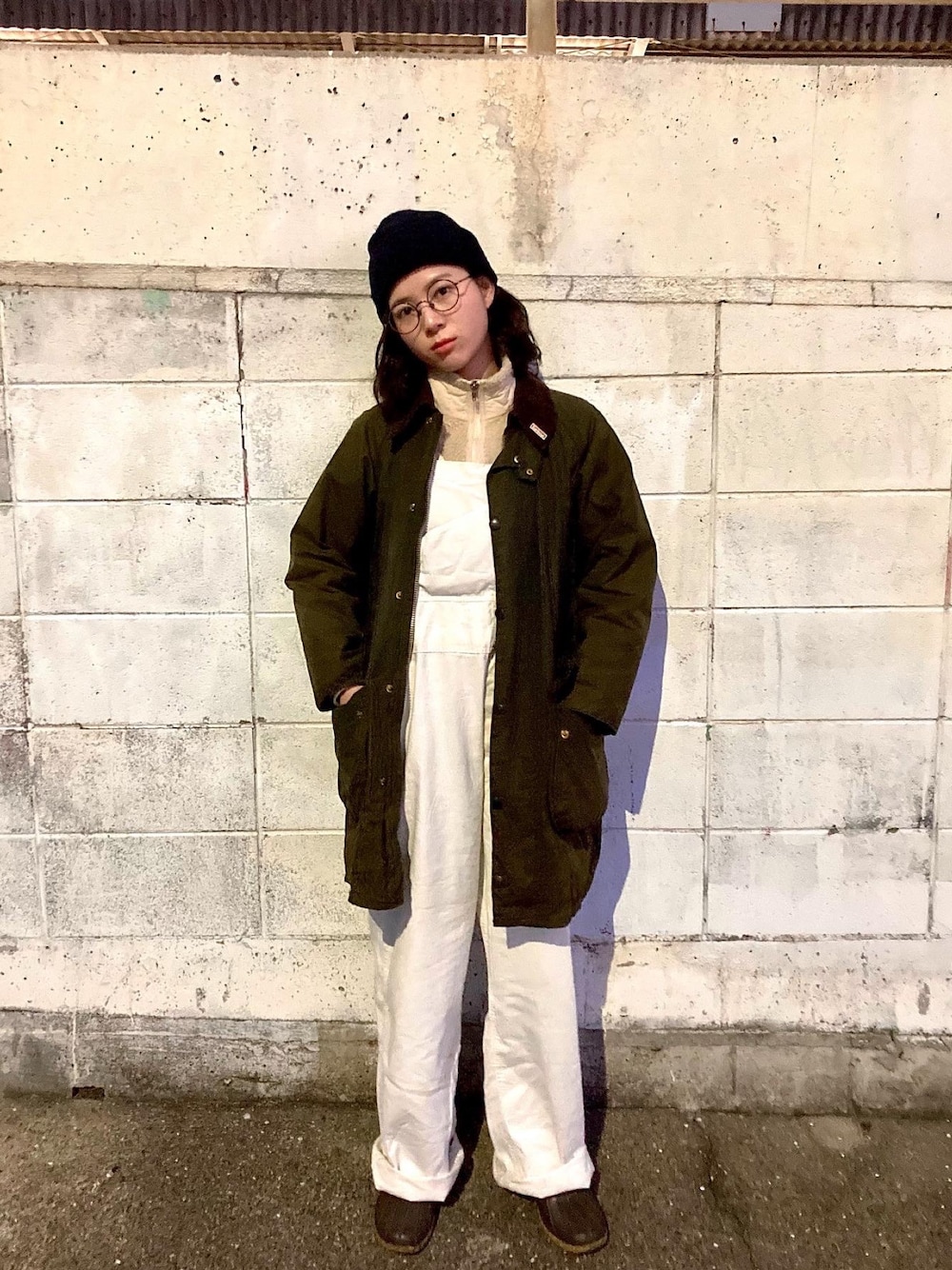 「メガネ女子、オイルドジャケット、オーバーオール、used、vintage」｜「BarbourのBarbour / BEDALE SL オイルド ジャケット（ブルゾン、グリーン系）」を使った、空さん（レディース・157cm）の冬コーディネートの1枚目の写真