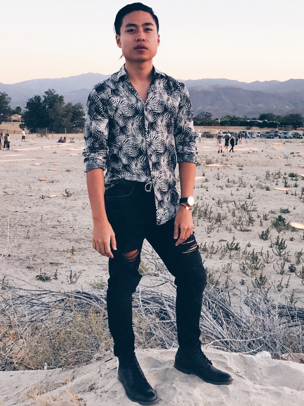 ブラック系のシャツ/ブラウス、ブラック系のデニムパンツ、ブラック系のブーツを着用したメンズの夏コーディネートの1枚目の写真