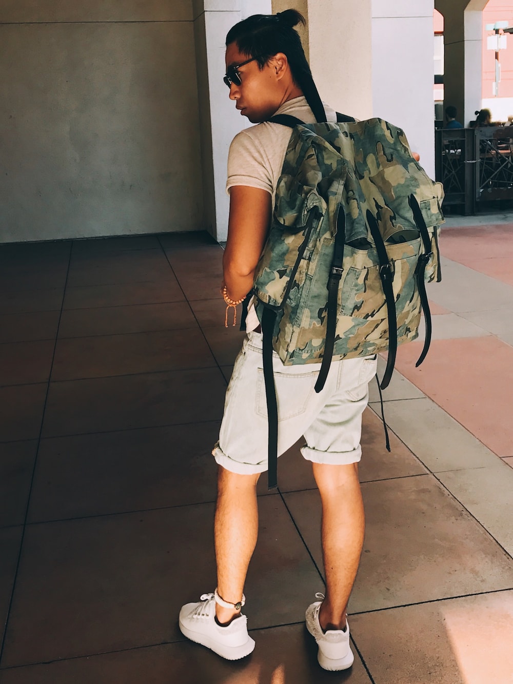 「summer、white、streetstyle、backpack、camo、camouflage、WEAR昭和部、WEARBOOKエントリー、bun、men」｜「DRIES VAN NOTENのアイテム（バックパック/リュック、グリーン系）」を使った、Andrew Siaさん（メンズ・173cm）の夏コーディネートの1枚目の写真