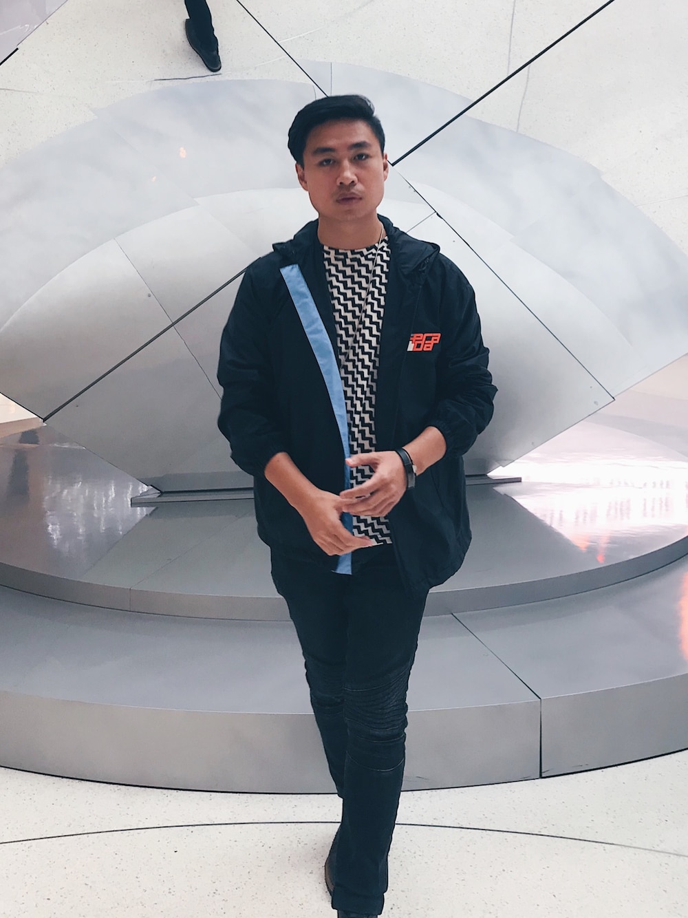 「winterstyle、winter、Wind Breaker、PRADA、WEARBOOKエントリー、men、menswear、black、athleisure、graphictee」｜「PRADAのアイテム（ナイロンジャケット、ブラック系）」を使った、Andrew Siaさん（メンズ・173cm）の冬コーディネートの1枚目の写真