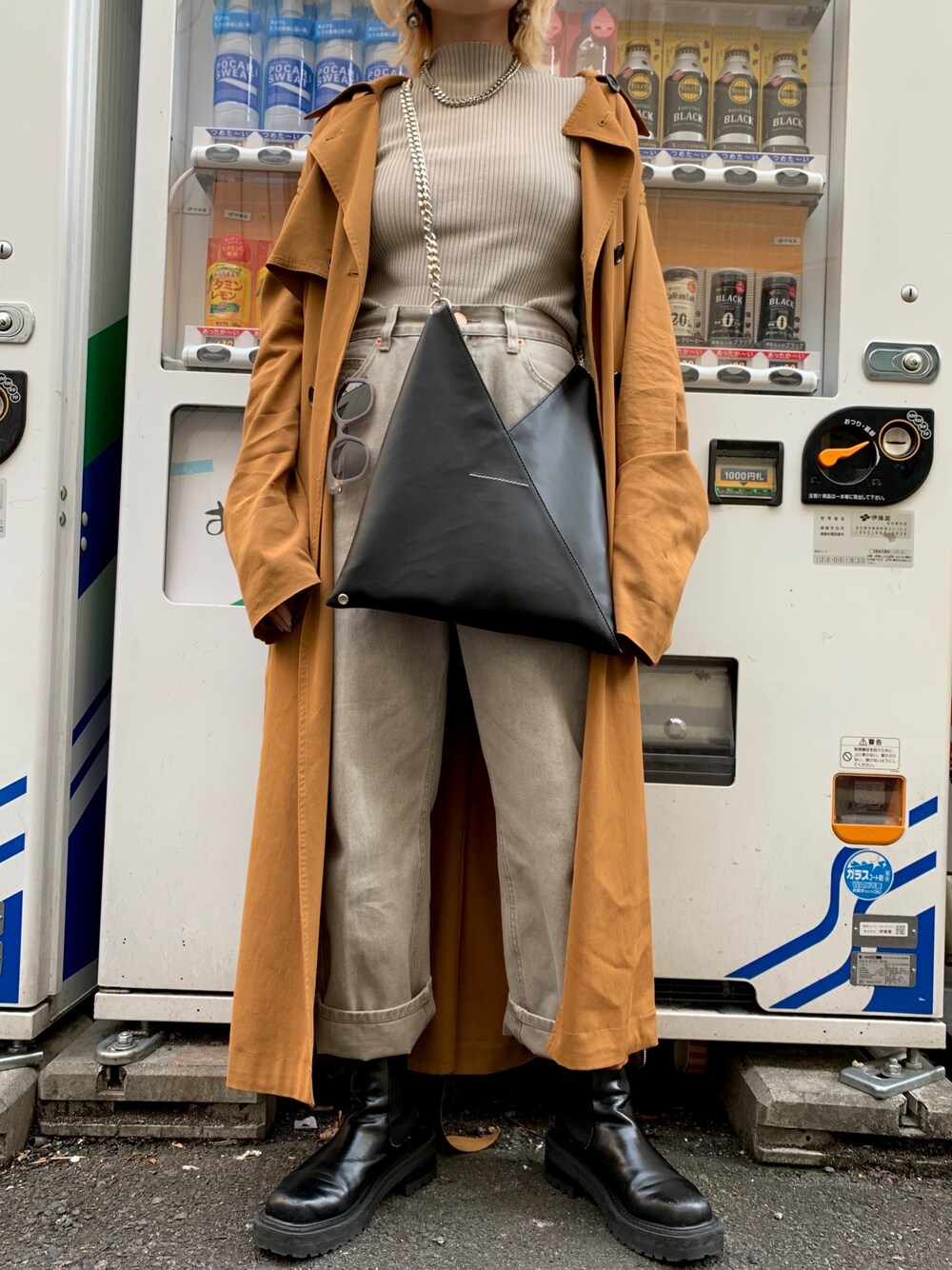 「お洒落さんとつながりたい、パンツスタイル、ベージュ、春、ゆるコーデ、今日のコーデ、ラフ、ブラウンコーデ、メンズライク、韓国ファッション」｜「MM6 Maison Margielaのアイテム（ショルダーバッグ、ブラック系）」を使った、YUKIさん（レディース・159cm）の冬コーディネートの1枚目の写真