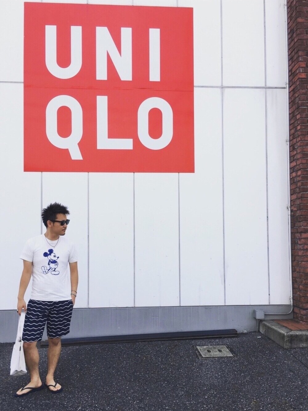 「白Tシャツ、ミッキー、UNIQLO、サングラス、ray ban、夏コーデ、ロンハーマン、ビーサン、短パン、プチプラ」｜「UNIQLOの「ミッキーブルー」グラフィックT（半袖）（Tシャツ/カットソー、ホワイト系）」を使った、龍也さん（メンズ・170cm）の夏コーディネートの1枚目の写真