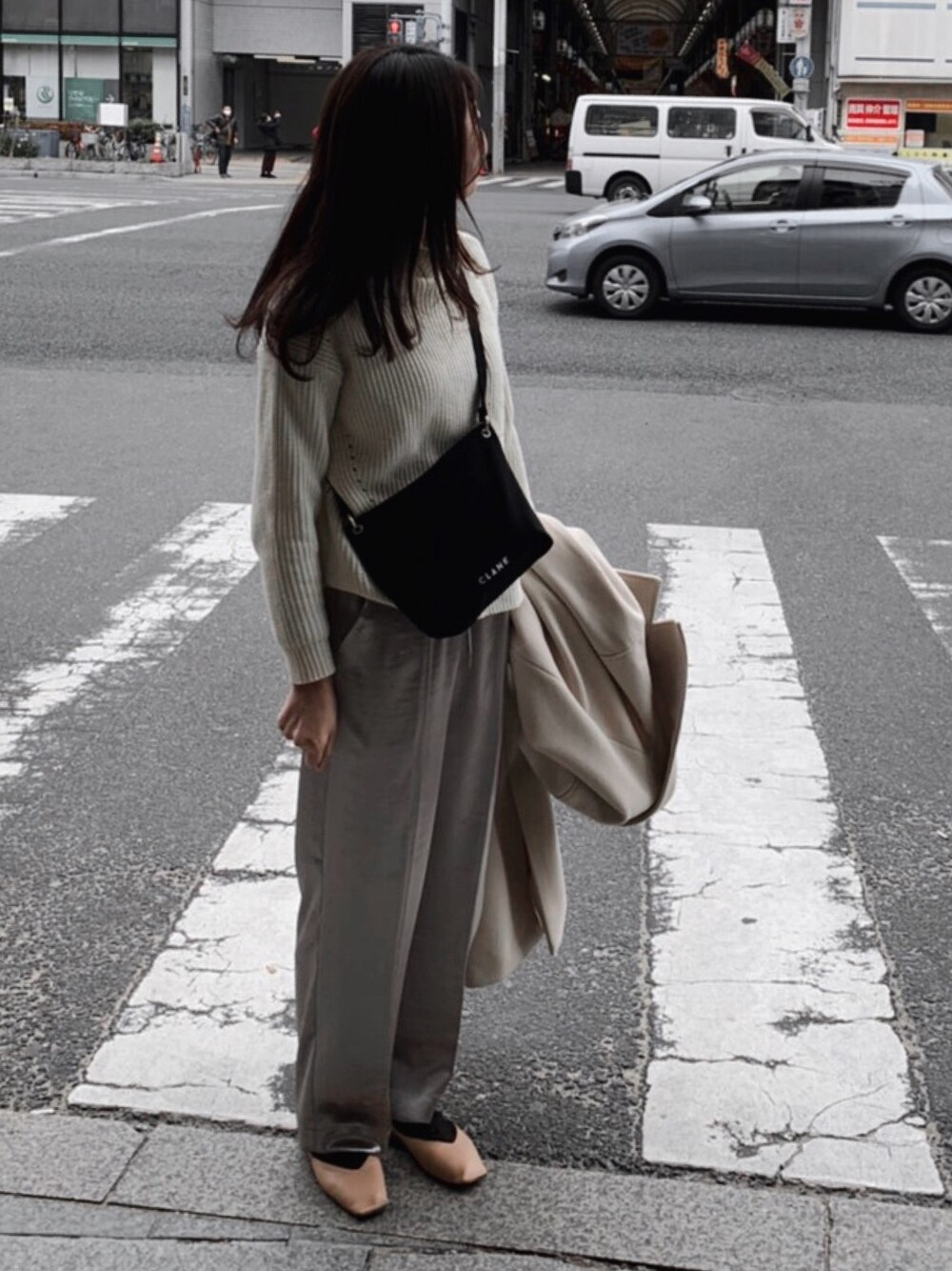 「JEANASISのラスターサテンストレートパンツ/862995（スラックス、ベージュ系）」を使った、jijiさん（レディース・160cm）の冬コーディネートの1枚目の写真