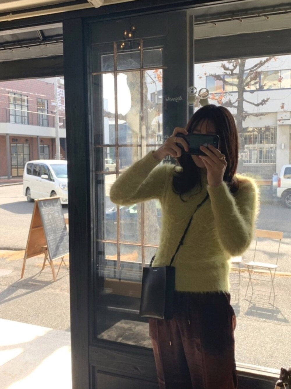 「ブラウン色に染まれ」｜「スタンニングルアーのアイテム（ニット/セーター、イエロー系）」を使った、jijiさん（レディース・160cm）の冬コーディネートの1枚目の写真