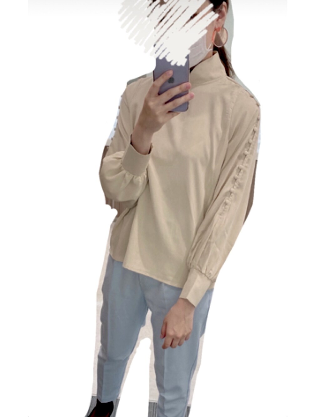 「春夏コーデ、パステルカラー、ハイネックシャツ、オトナカジュアル、シンプル」｜「merlot plusのボタンデティールスリーブブラウス3649（シャツ/ブラウス、ホワイト系）」を使った、jijiさん（レディース・160cm）の春コーディネートの1枚目の写真