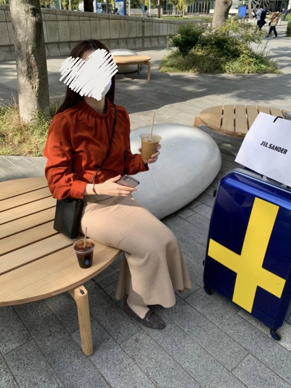 「オトナカジュアル、マーメイドスカート、ロングスカート、レッド×ベージュ、キレイめ、スクエアバッグ」｜「PAGEBOYのギャザーハイネックブラウス（シャツ/ブラウス、オレンジ系）」を使った、jijiさん（レディース・160cm）の秋コーディネートの1枚目の写真