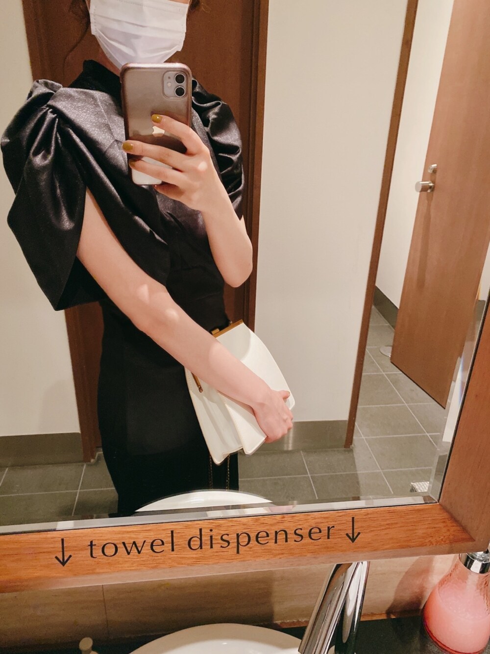 「ドレス、パーティースタイル、パーティーコーデ、結婚式 ワンピース、パフスリーブ、黒ワンピース、プチプラドレス」｜「H&Mのアイテム（ワンピース、ブラック系）」を使った、jijiさん（レディース・160cm）の春コーディネートの1枚目の写真