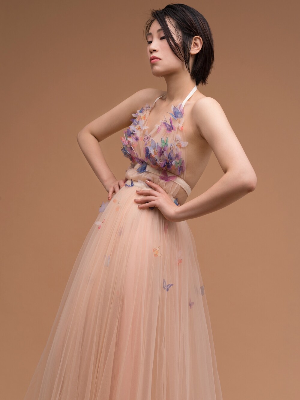 「evening dress、dress、ドレス、礼服、パーティースタイル、蝶々、綺麗目」｜「kaoru_zhouのアイテム（スカート、ベージュ系）」を使った、Lolaさん（レディース・161cm）の春コーディネートの1枚目の写真