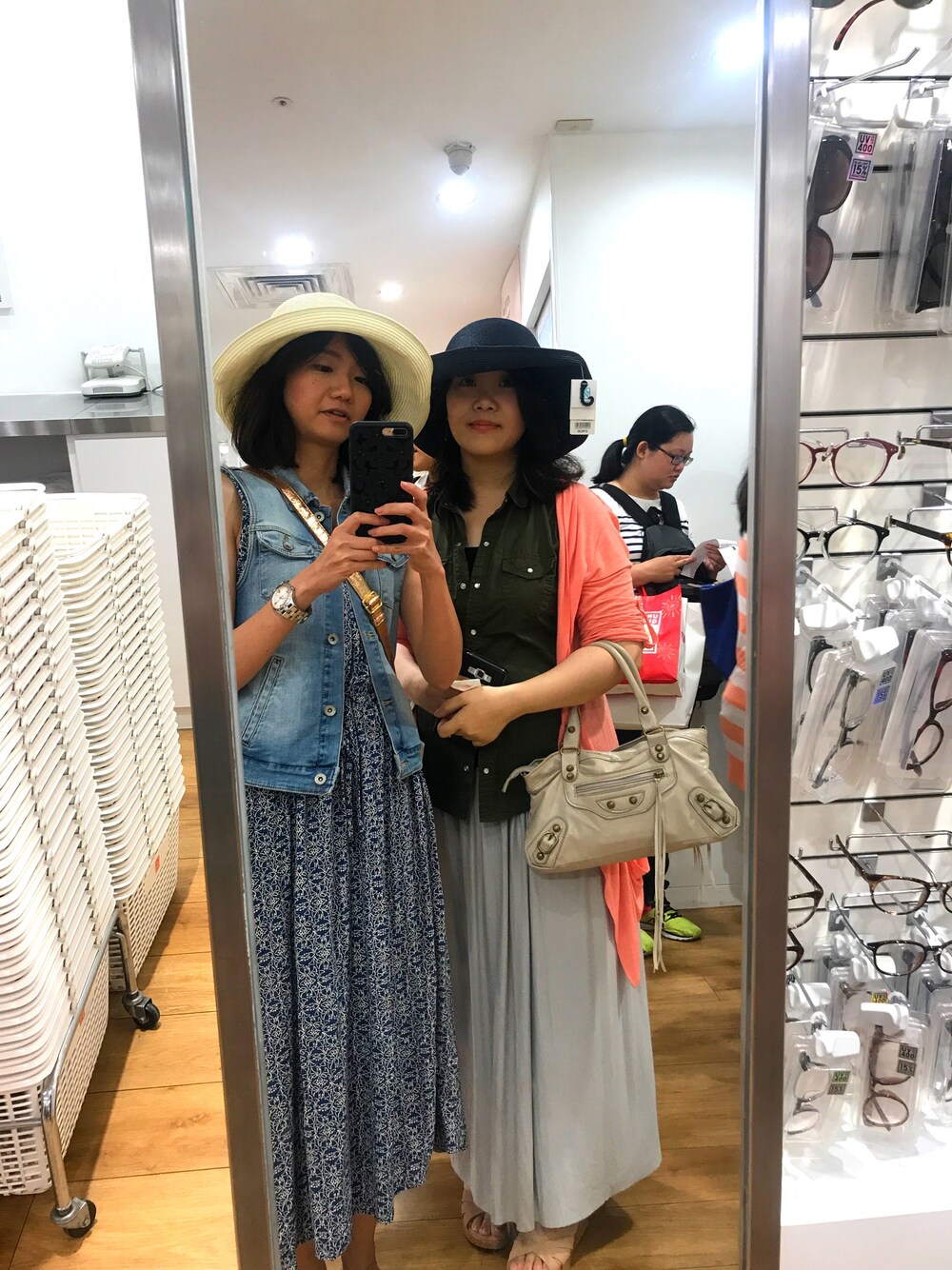 「UNIQLO」｜「UNIQLOのアイテム（ハット、ベージュ系）」を使った、Evelyn Hさん（レディース・159cm）の夏コーディネートの1枚目の写真