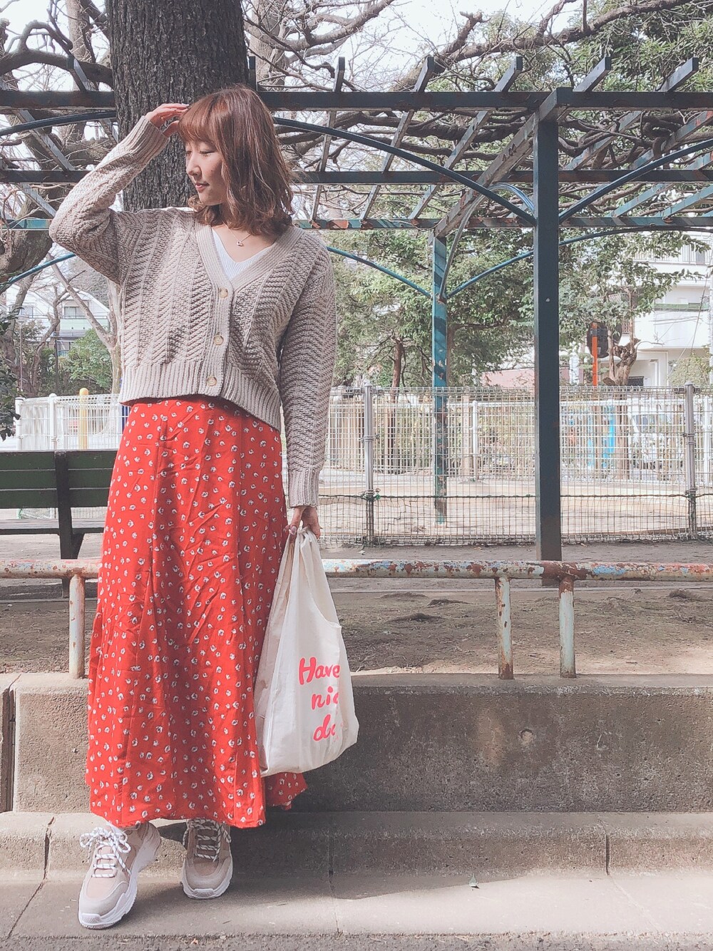 「シンプル、おしゃれさんと繋がりたい、オトナカジュアル、きれいめカジュアル、プチプラ、ootd、カジュアル、スカート、花柄、ダッドスニーカー」｜「OZOCのボリュームソールスニーカー（スニーカー、ベージュ系）」を使った、みぃさん（レディース・156cm）の冬コーディネートの1枚目の写真