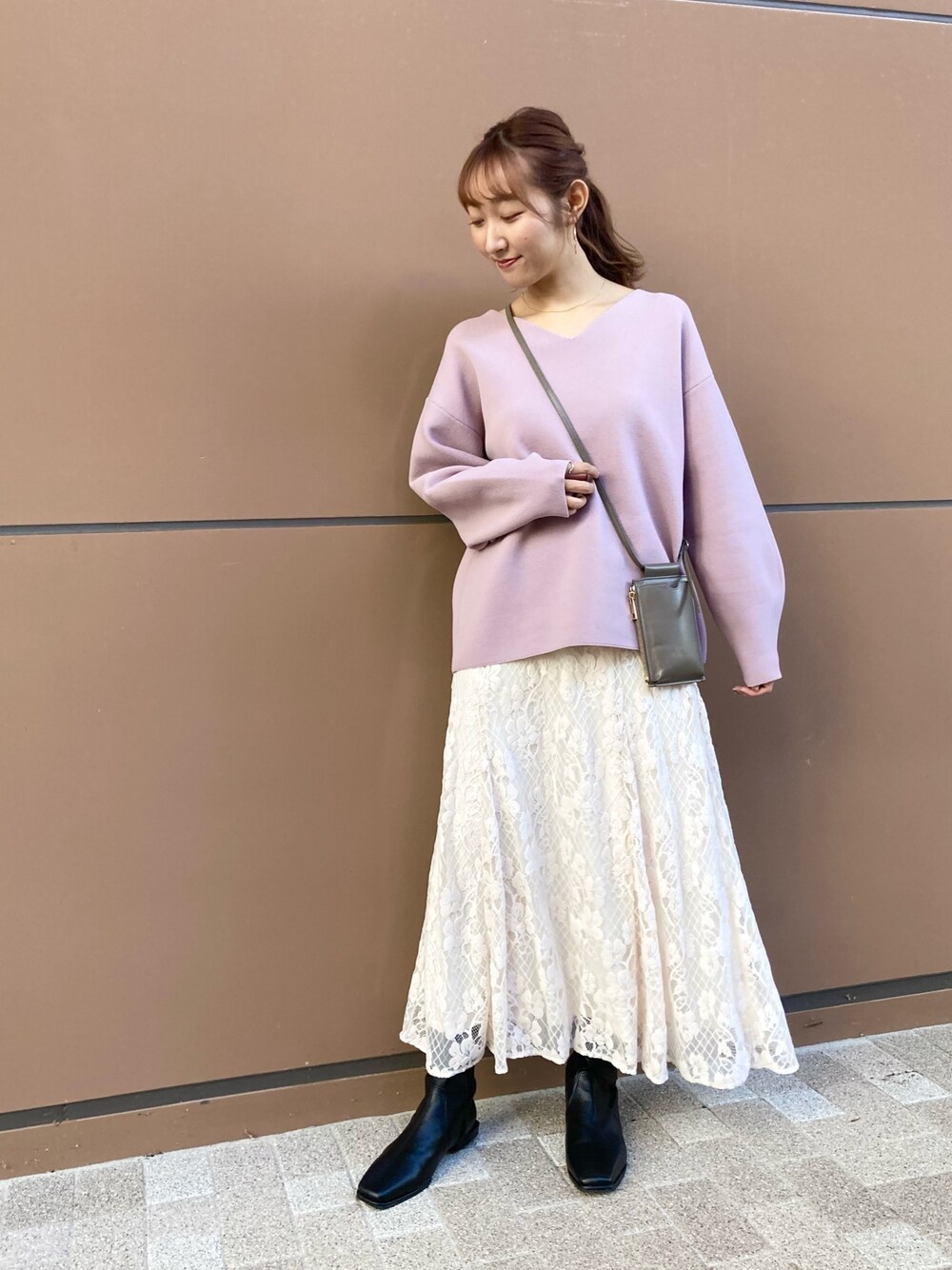 「秋のコーデ、ゆるコーデ、オトナカジュアル、ショルダーバッグ、淡色コーデ、ブーツ、ロングブーツ、レーススカート、プチプラ、OZOC」｜「OZOCの【26(S)/52(LL)WEB限定サイズ】【洗濯機OK】ダンボールライクボリューム袖ニットプルオーバー（ニット/セーター、ピンク系）」を使った、みぃさん（レディース・157cm）の秋コーディネートの1枚目の写真