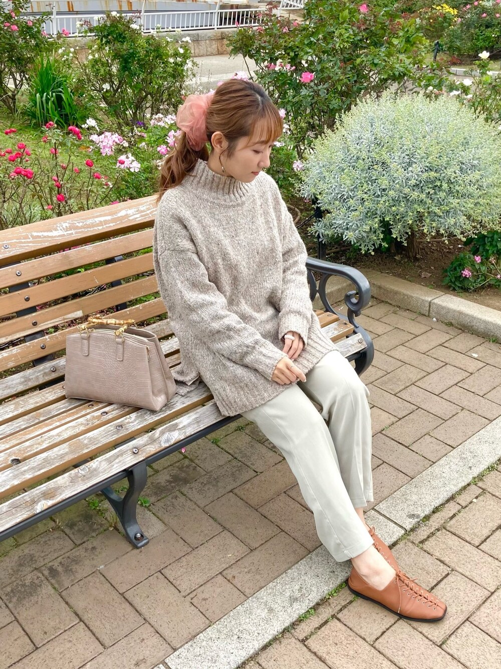 「淡色コーデ、ゆるコーデ、タートルネック、カラーパンツ、きれいめカジュアル、大人コーデ、レイヤードスタイル、レースアップシューズ、ベージュコーデ、ガーリー」｜「OZOCの[洗える]ネップニットタートルプルオーバー（ニット/セーター、ベージュ系）」を使った、みぃさん（レディース・157cm）の秋コーディネートの1枚目の写真