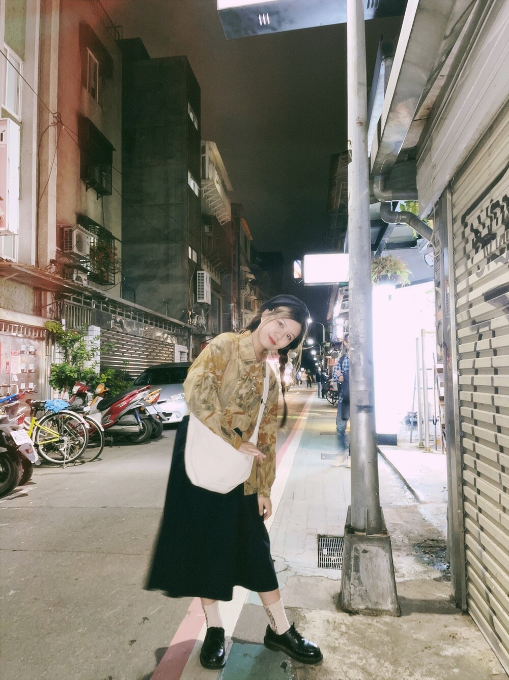 「ootd、復古、oversize、古着MIX、復古 休閒、古着女子、時尚」｜「Dr. MartensのDr.Martens / ドクターマーチン 1461 3EYE GIBSON SHOE 3ホール ギブソン シューズ（ドレスシューズ、ブラック系）」を使った、yinnnsさん（レディース・155cm）の秋コーディネートの1枚目の写真