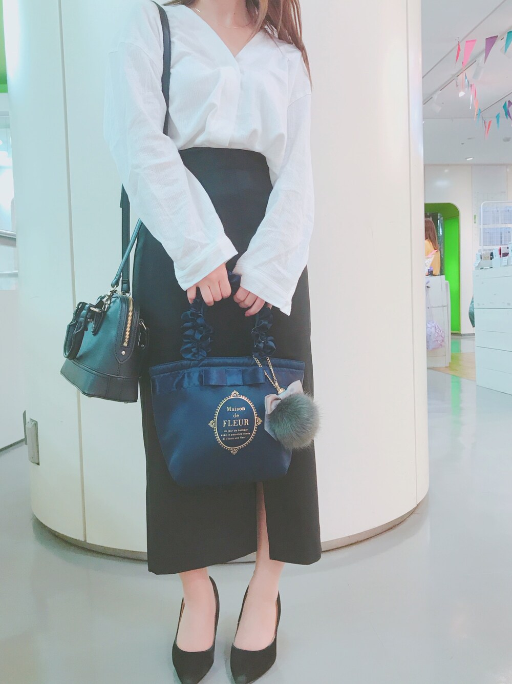 「Maison de FLEUR 、秋コーデ、シンプル、オトナ女子、ネイビー、ショルダーバッグ、サブバッグ、通勤コーデ」｜「Maison de FLEURのブランドロゴフリルハンドルトートバッグ（トートバッグ、ブルー系）」を使った、Yurikaさん（レディース・148cm）の秋コーディネートの1枚目の写真
