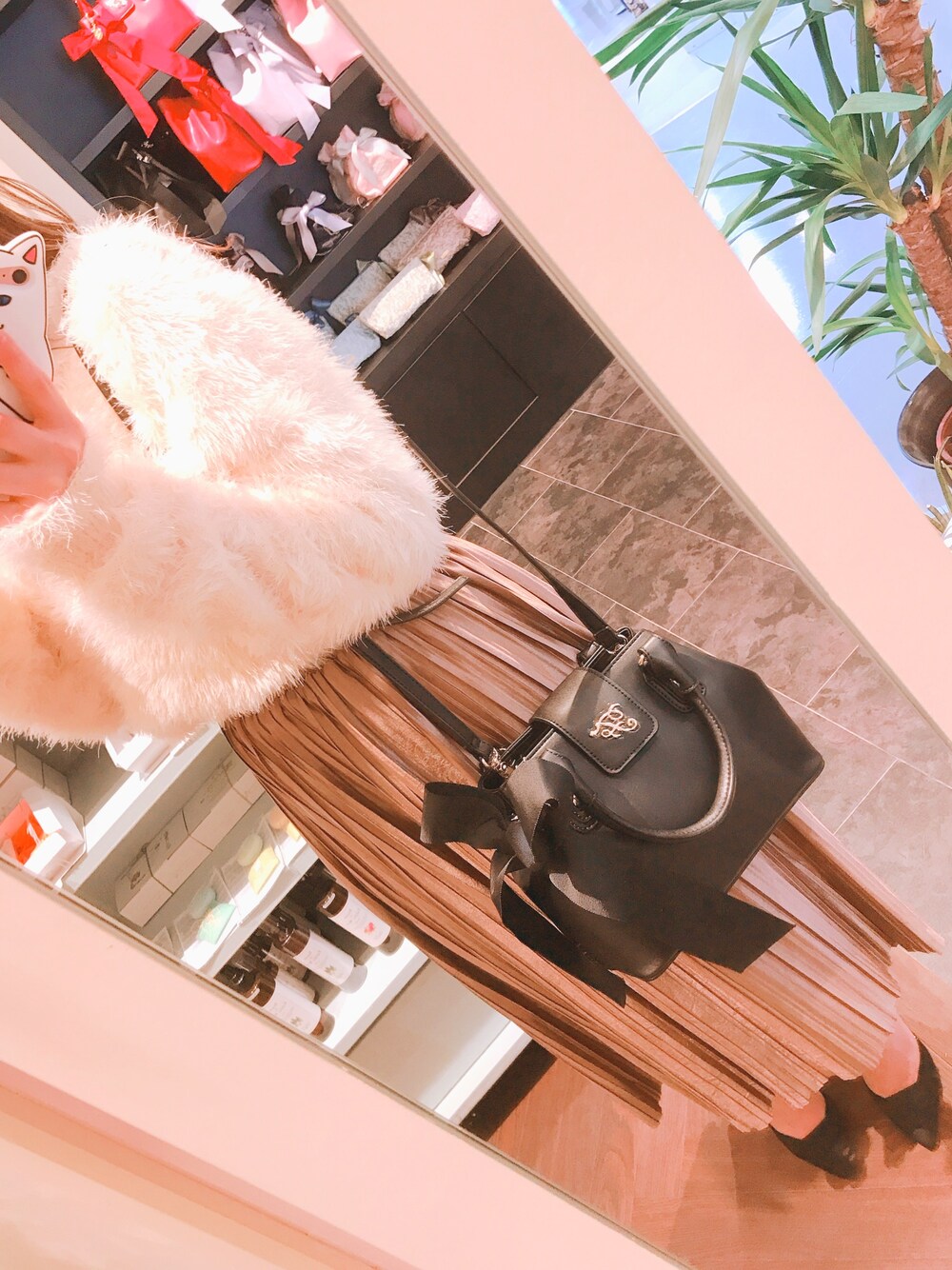 「Maison de FLEUR 、オトナカジュアル、きれいめカジュアル、オトナ女子、秋コーデ、ショルダーバッグ、ブラウン、ブラック、sweet」｜「Maison de FLEURのL'aineeリボンチャームSバッグ（ハンドバッグ、ブラック系）」を使った、Yurikaさん（レディース・148cm）の秋コーディネートの1枚目の写真