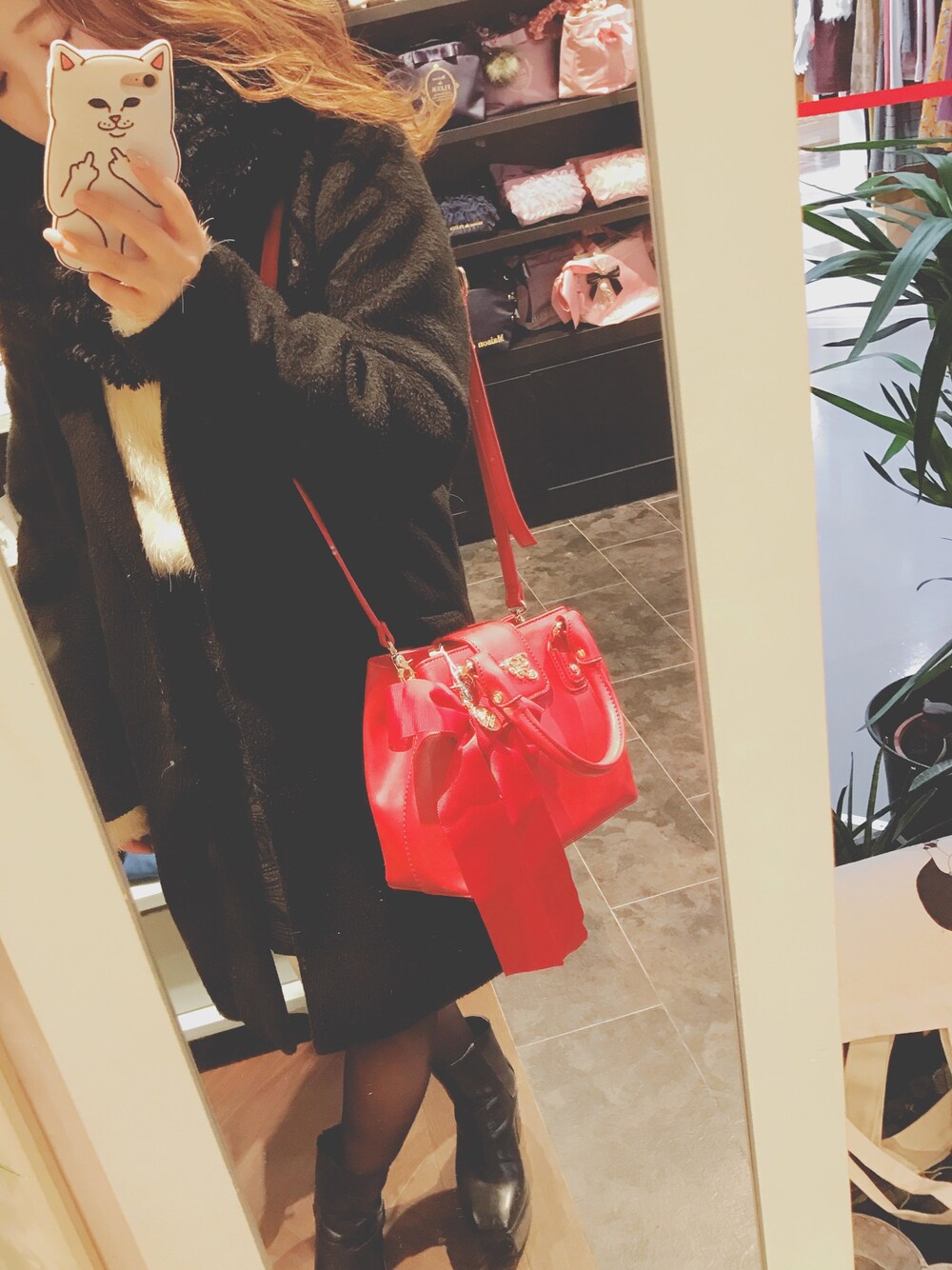 「Maison de FLEUR 、オールブラック、冬、赤、ショルダーバッグ」｜「Maison de FLEURのL'aineeリボンチャームSバッグ（ハンドバッグ、レッド系）」を使った、Yurikaさん（レディース・148cm）の秋コーディネートの1枚目の写真