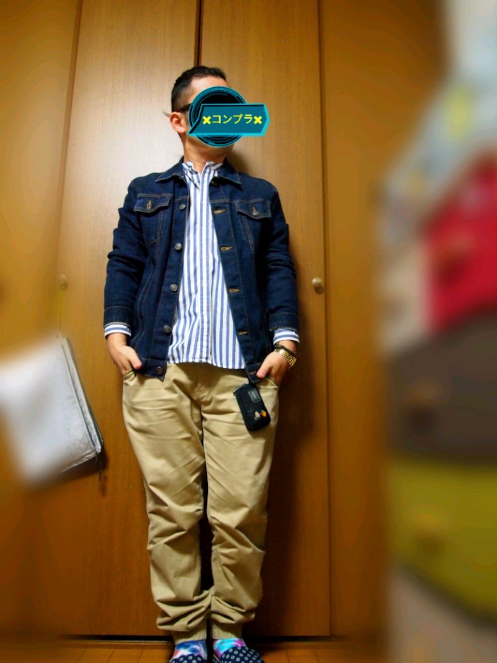 ベージュ系のその他パンツ、ブルー系のデニムジャケット、その他のシャツ/ブラウスを着用したメンズの春コーディネートの1枚目の写真