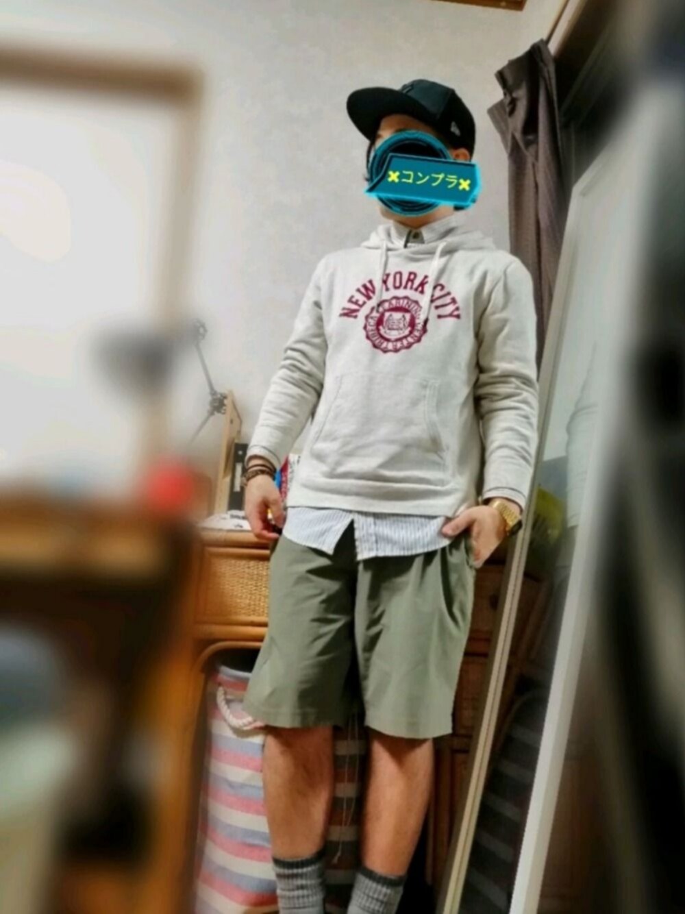 「おしゃれさんと繋がりたい、低身長、おうちファッション、シャツスタイル、雨の日コーデ、古着MIX、古着、パーカー、ハーフパンツ、レインシューズ」｜「GUの（GU）ストレッチツイルナイロンショーツ（パンツ、グリーン系）」を使った、©︎hiviDevさん（メンズ・160cm）の春コーディネートの1枚目の写真