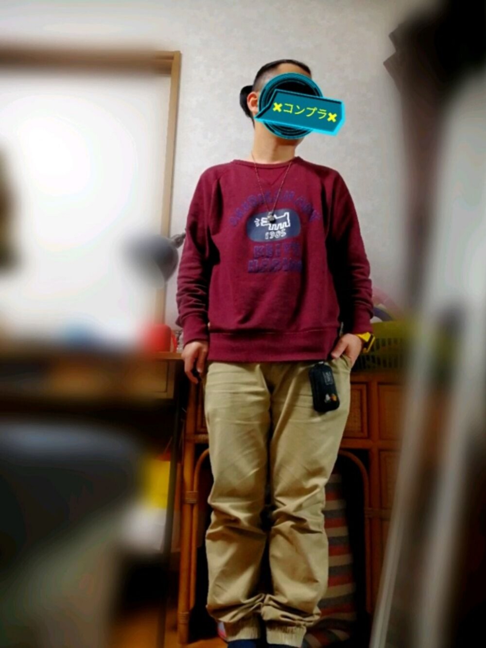 レッド系のパーカー、ベージュ系のその他パンツ、ブラック系のキーケース/キーアクセサリーを着用したメンズの春コーディネートの1枚目の写真