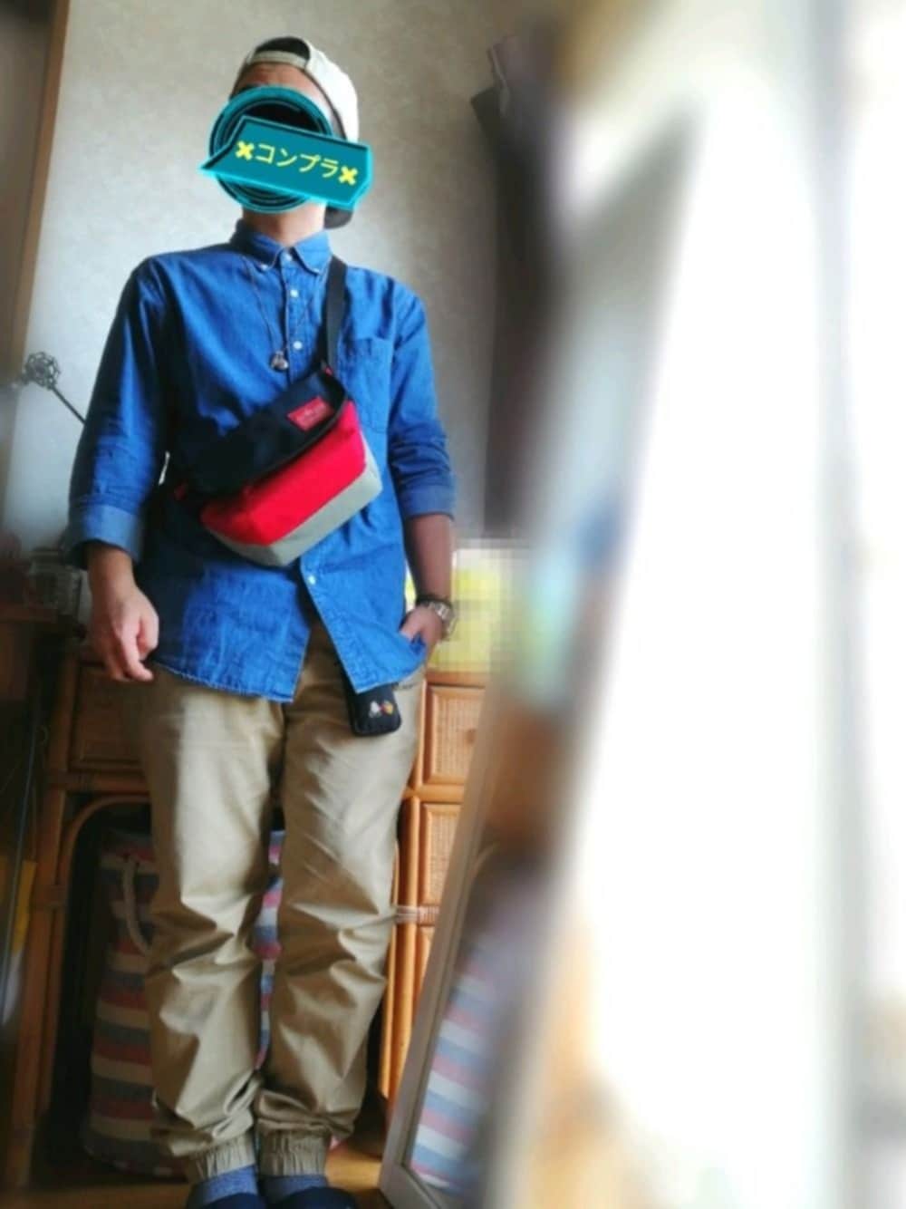 ブルー系のメッセンジャーバッグ、ベージュ系のその他パンツ、ブルー系のシャツ/ブラウスを着用したメンズの春コーディネートの1枚目の写真