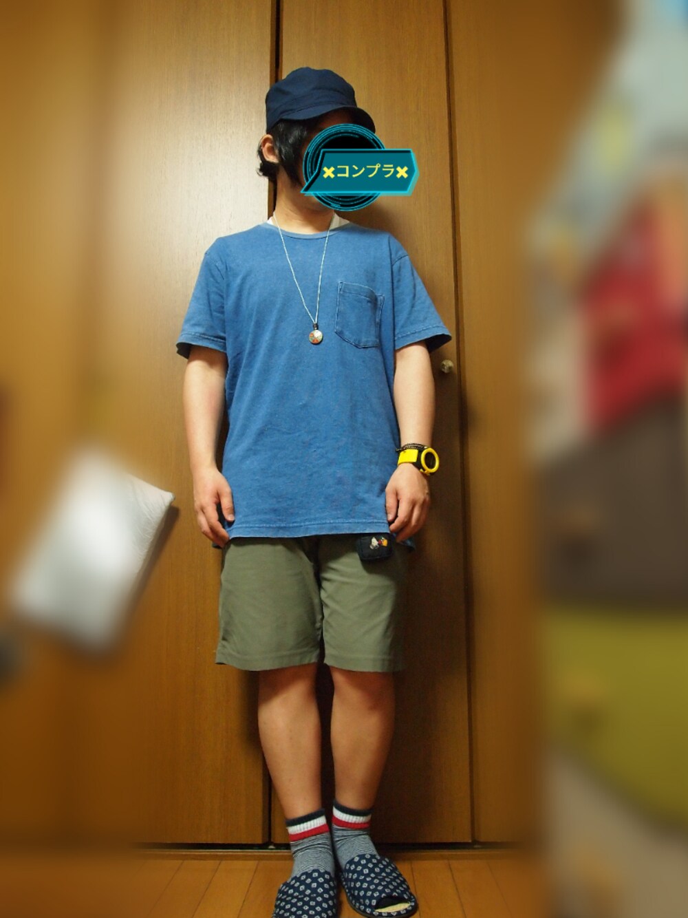 グリーン系のパンツ、ブルー系のシャツ/ブラウス、ブラック系のキーケース/キーアクセサリーを着用したメンズの春コーディネートの1枚目の写真