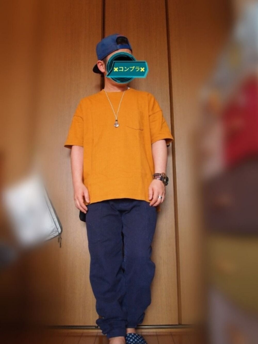 オレンジ系のTシャツ/カットソー、ブルー系のカーゴパンツ、ベージュ系のスリッポンを着用したメンズの春コーディネートの1枚目の写真