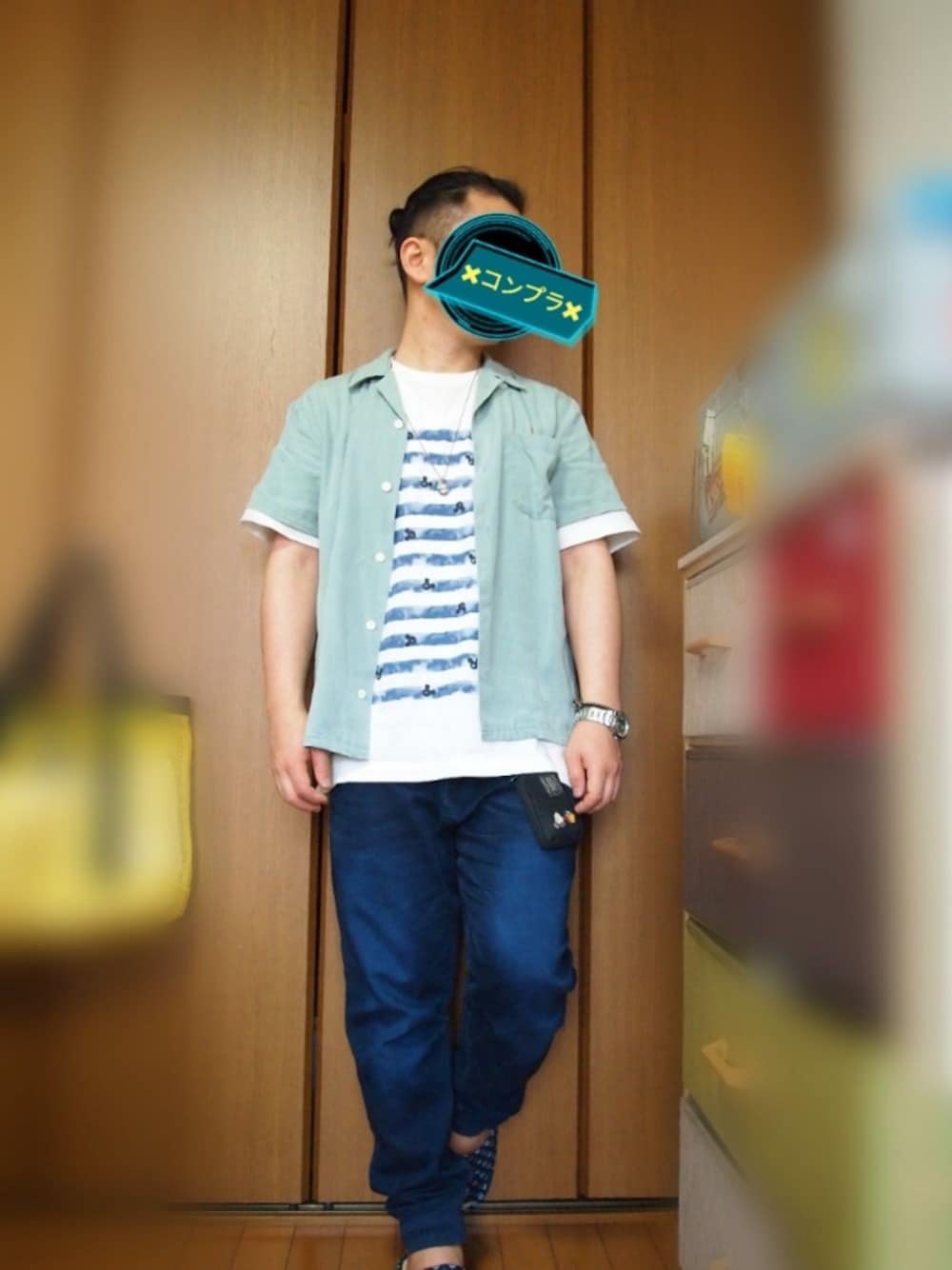 ブルー系のデニムパンツ、ホワイト系のTシャツ/カットソー、グリーン系のシャツ/ブラウスを着用したメンズの夏コーディネートの1枚目の写真