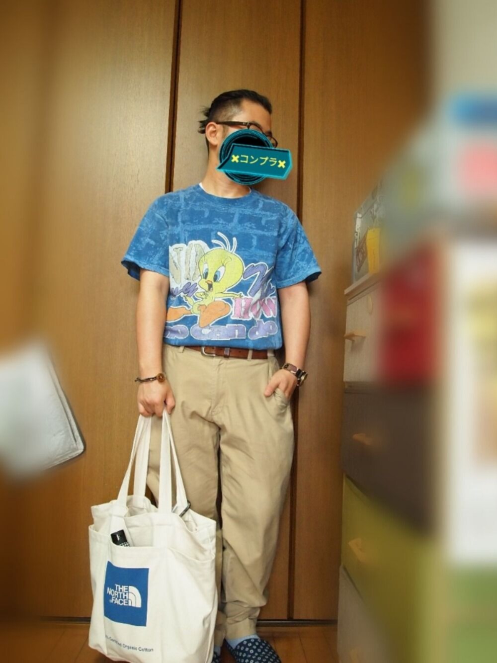 「トートバッグ、チノパン、シャツイン、Tシャツ、メガネ男子、夏コーデ、春夏コーデ、大人カジュアル、低身長、おしゃれさんと繋がりたい」｜「THE NORTH FACEのTHE NORTH FACE (ザ･ノースフェイス) Utility Tote ユーティリティートート（トートバッグ、ブルー系）」を使った、©︎hiviDevさん（メンズ・160cm）の夏コーディネートの1枚目の写真