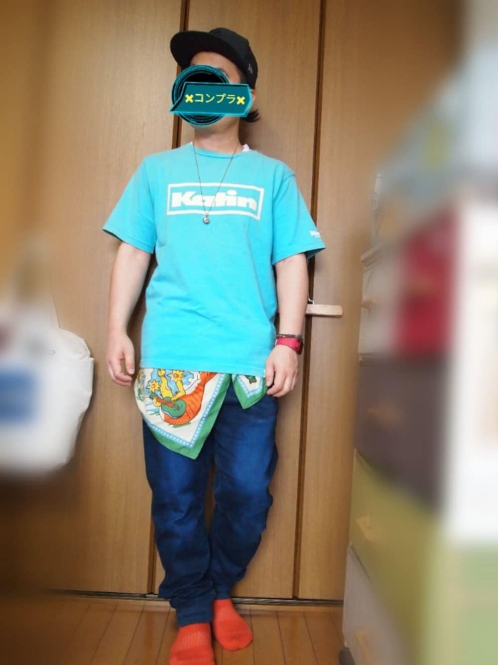 レッド系のスニーカー、ブルー系のデニムパンツ、グリーン系のTシャツ/カットソーを着用したメンズの夏コーディネートの1枚目の写真