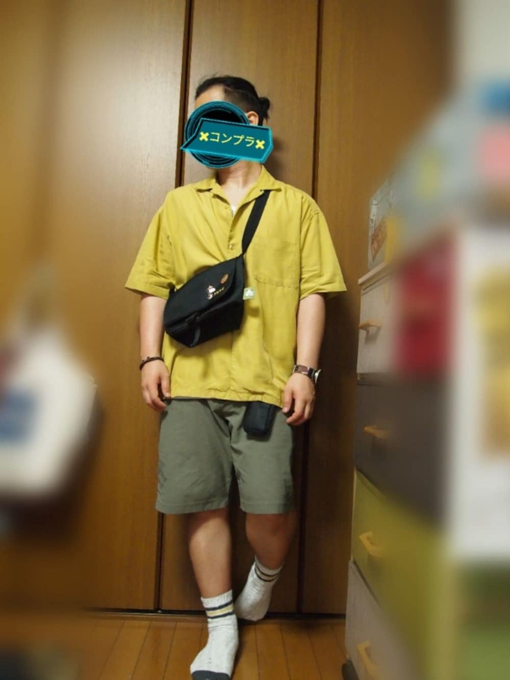 グレー系のレインシューズ、グリーン系のパンツ、イエロー系のシャツ/ブラウスを着用したメンズの夏コーディネートの1枚目の写真