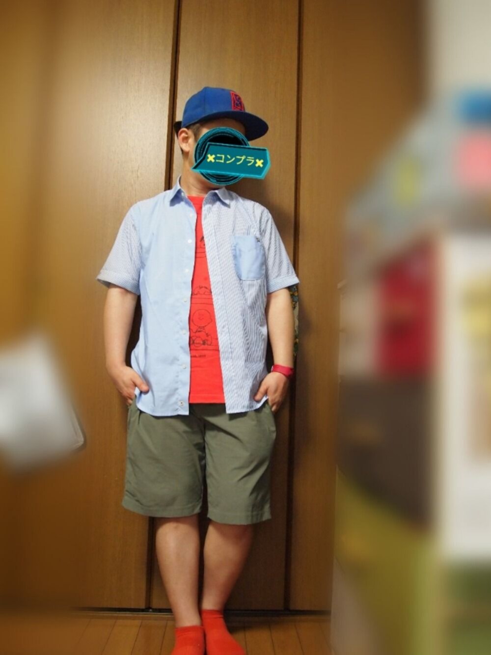 レッド系のスニーカー、グリーン系のパンツ、ブルー系のシャツ/ブラウスを着用したメンズの夏コーディネートの1枚目の写真