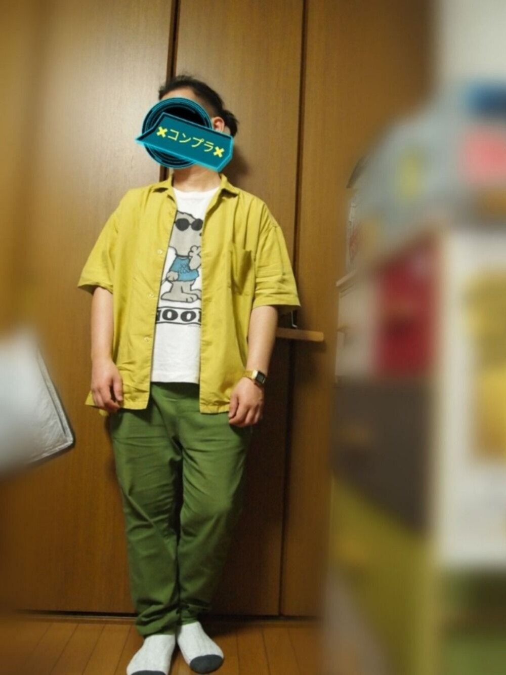 ベージュ系のスリッポン、グリーン系のカーゴパンツ、イエロー系のシャツ/ブラウスを着用したメンズの夏コーディネートの1枚目の写真