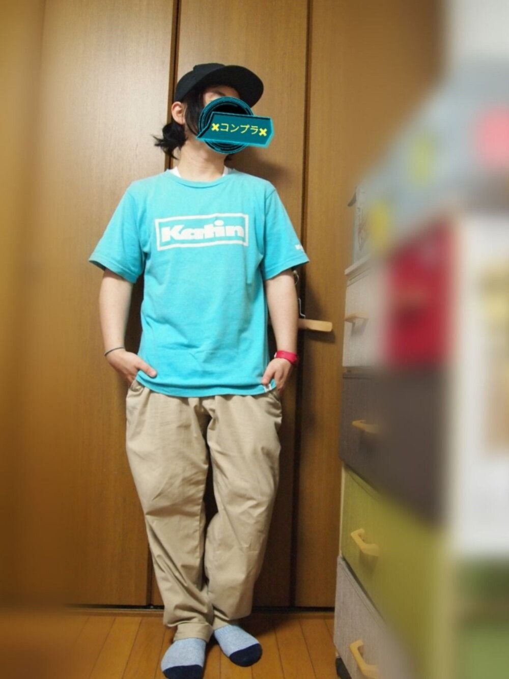 レッド系のスニーカー、ベージュ系のその他パンツ、グリーン系のTシャツ/カットソーを着用したメンズの夏コーディネートの1枚目の写真