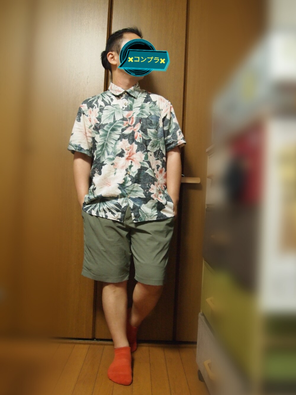 その他のシャツ/ブラウス、グリーン系のパンツ、レッド系のスニーカーを着用したメンズの夏コーディネートの1枚目の写真