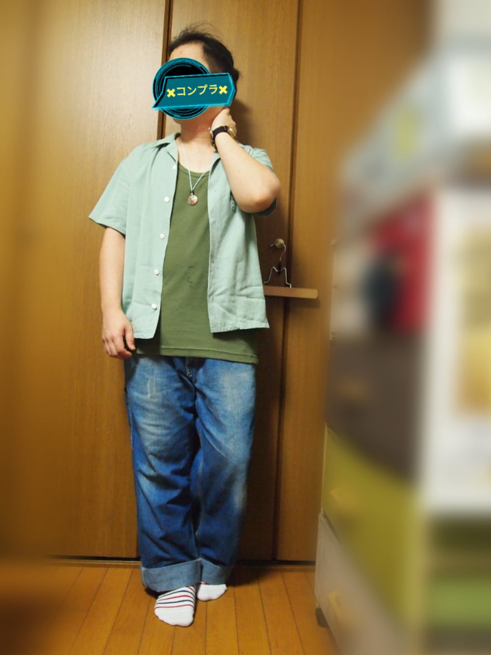 グリーン系のシャツ/ブラウス、グリーン系のTシャツ/カットソー、ブルー系のデニムパンツを着用したメンズの夏コーディネートの1枚目の写真