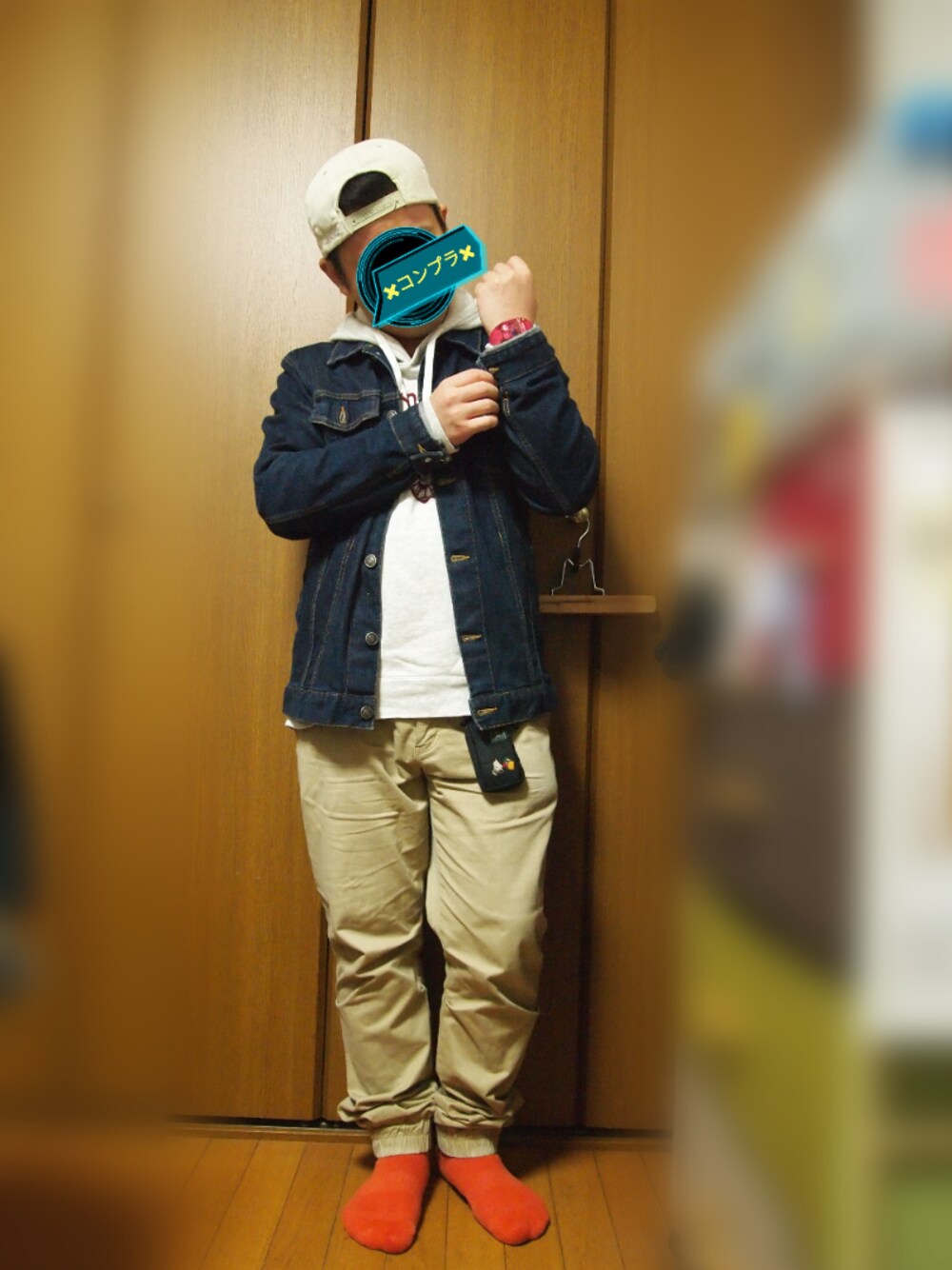 ブルー系のデニムジャケット、ベージュ系のその他パンツ、レッド系のスニーカーを着用したメンズの秋コーディネートの1枚目の写真