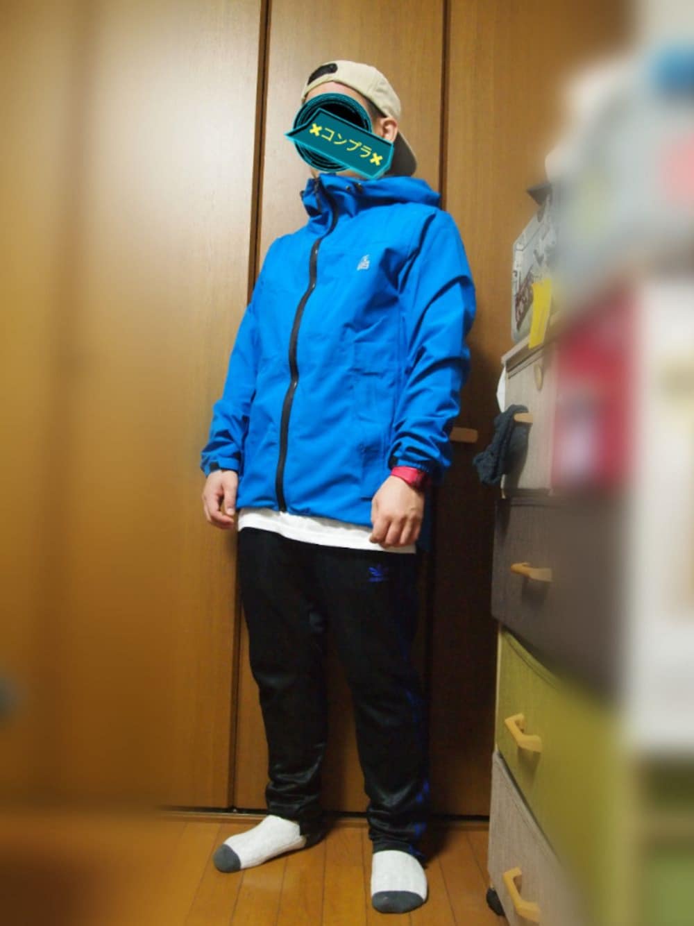 ブルー系のその他アウター、ホワイト系のTシャツ/カットソー、ブラック系のその他パンツを着用したメンズの秋コーディネートの1枚目の写真