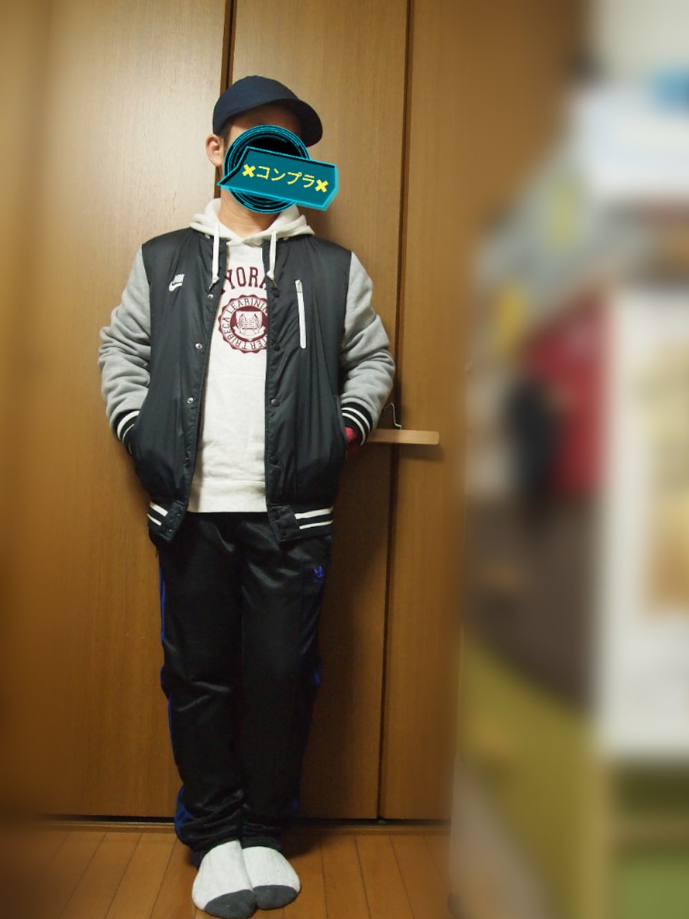 ブラック系のスタジャン、ホワイト系のパーカー、ブラック系のその他パンツを着用したメンズの秋コーディネートの1枚目の写真