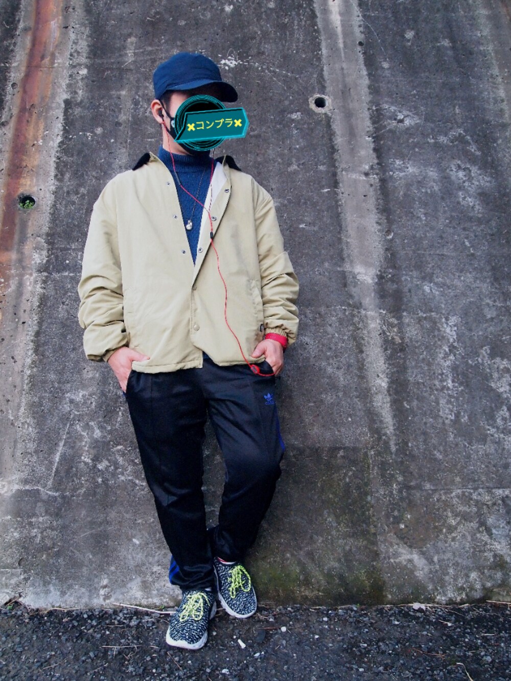 ベージュ系のその他アウター、ブルー系のニット/セーター、ブラック系のその他パンツを着用したメンズの秋コーディネートの1枚目の写真