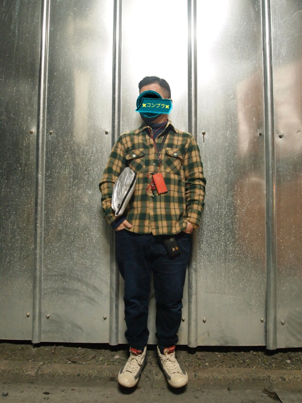 その他のシャツ/ブラウス、ブルー系のニット/セーター、ブルー系のデニムパンツを着用したメンズの秋コーディネートの1枚目の写真