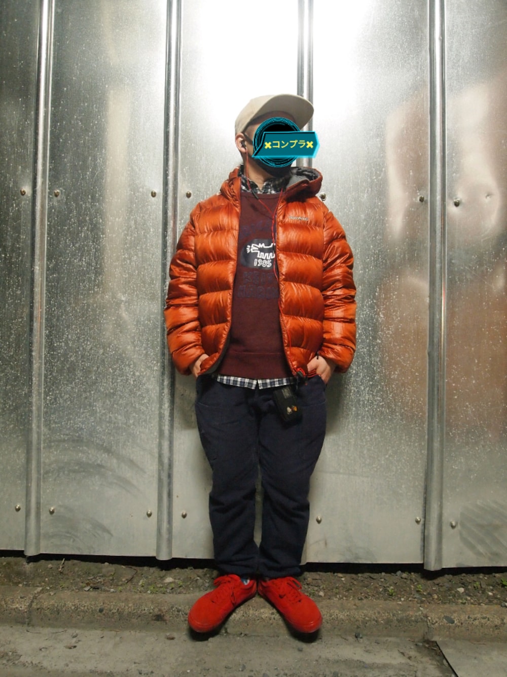 ブラウン系のダウンジャケット/コート、レッド系のパーカー、グリーン系のシャツ/ブラウスを着用したメンズの冬コーディネートの1枚目の写真