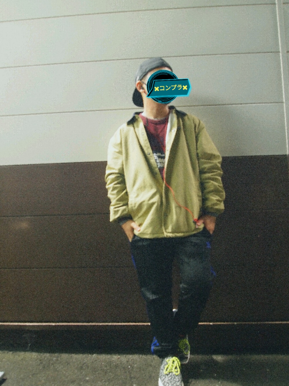 ブラック系のその他パンツ、ベージュ系のその他アウター、レッド系のパーカーを着用したメンズの冬コーディネートの1枚目の写真