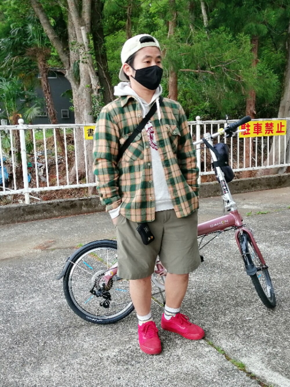 その他のシャツ/ブラウス、ホワイト系のパーカー、グリーン系のパンツを着用したメンズの春コーディネートの1枚目の写真