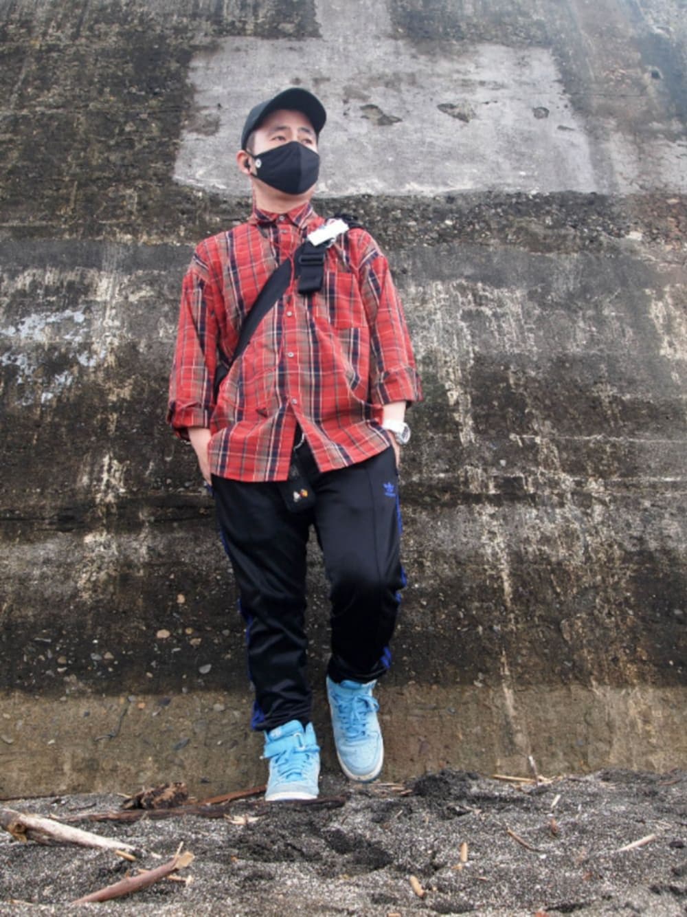 ブルー系のスニーカー、その他のシャツ/ブラウス、ブラック系のその他パンツを着用したメンズの春コーディネートの1枚目の写真