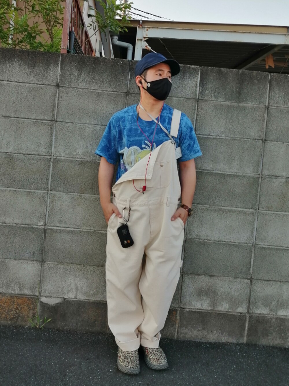 ブルー系のTシャツ/カットソー、ベージュ系のサロペット/オーバーオール、ベージュ系のスリッポンを着用したメンズの夏コーディネートの1枚目の写真