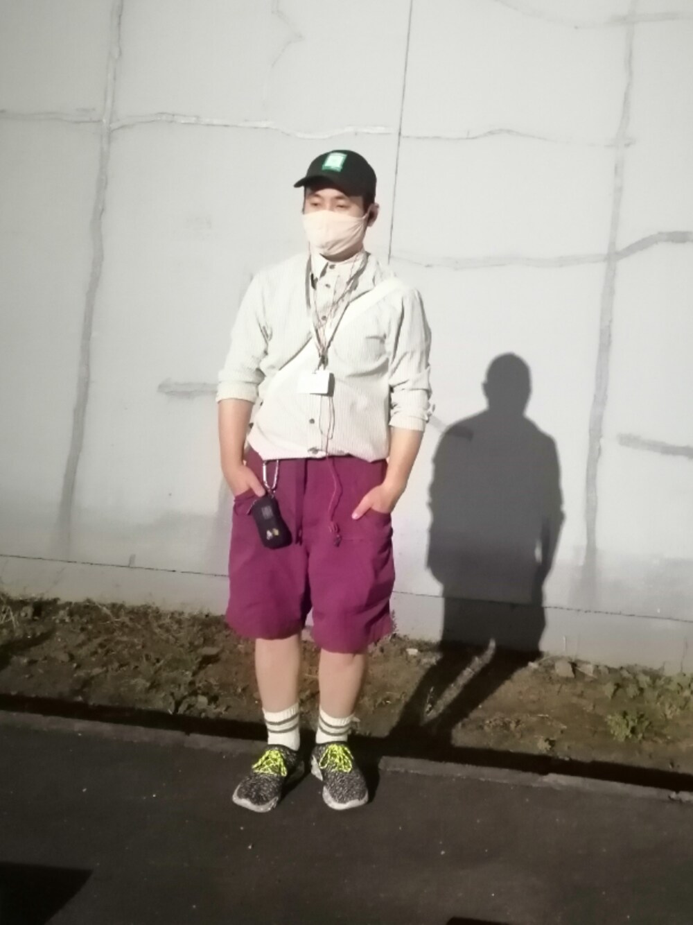 ベージュ系のシャツ/ブラウス、ブルー系のトートバッグ、その他のスニーカーを着用したメンズの夏コーディネートの1枚目の写真