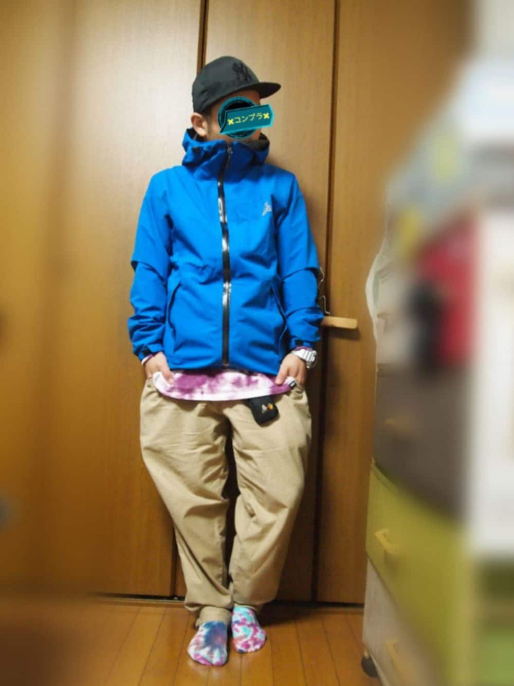 ベージュ系のその他パンツ、レッド系のスニーカー、ブルー系のその他アウターを着用したメンズの秋コーディネートの1枚目の写真