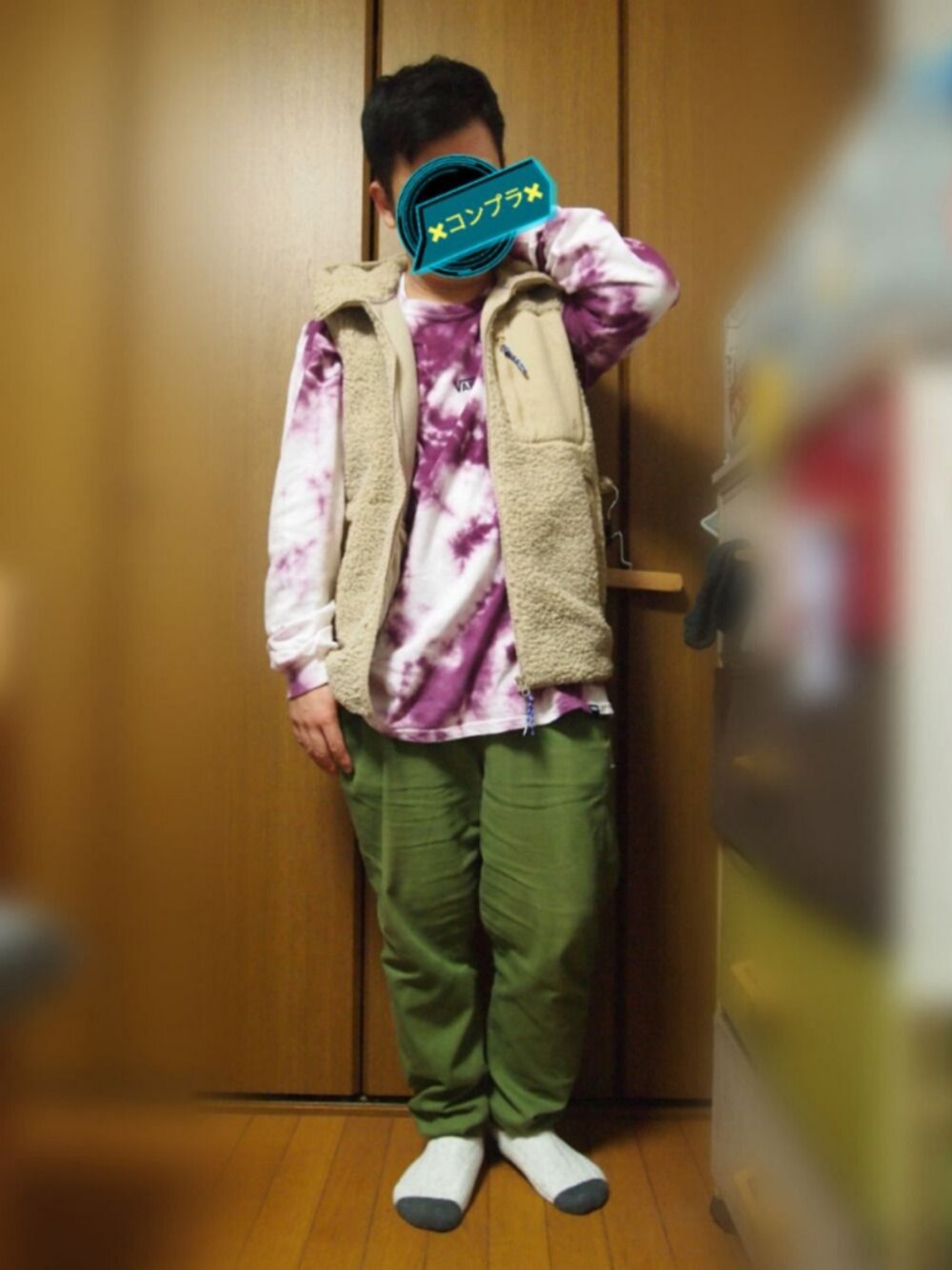 グリーン系のカーゴパンツ、ベージュ系のその他アウター、ブルー系のスニーカーを着用したメンズの秋コーディネートの1枚目の写真