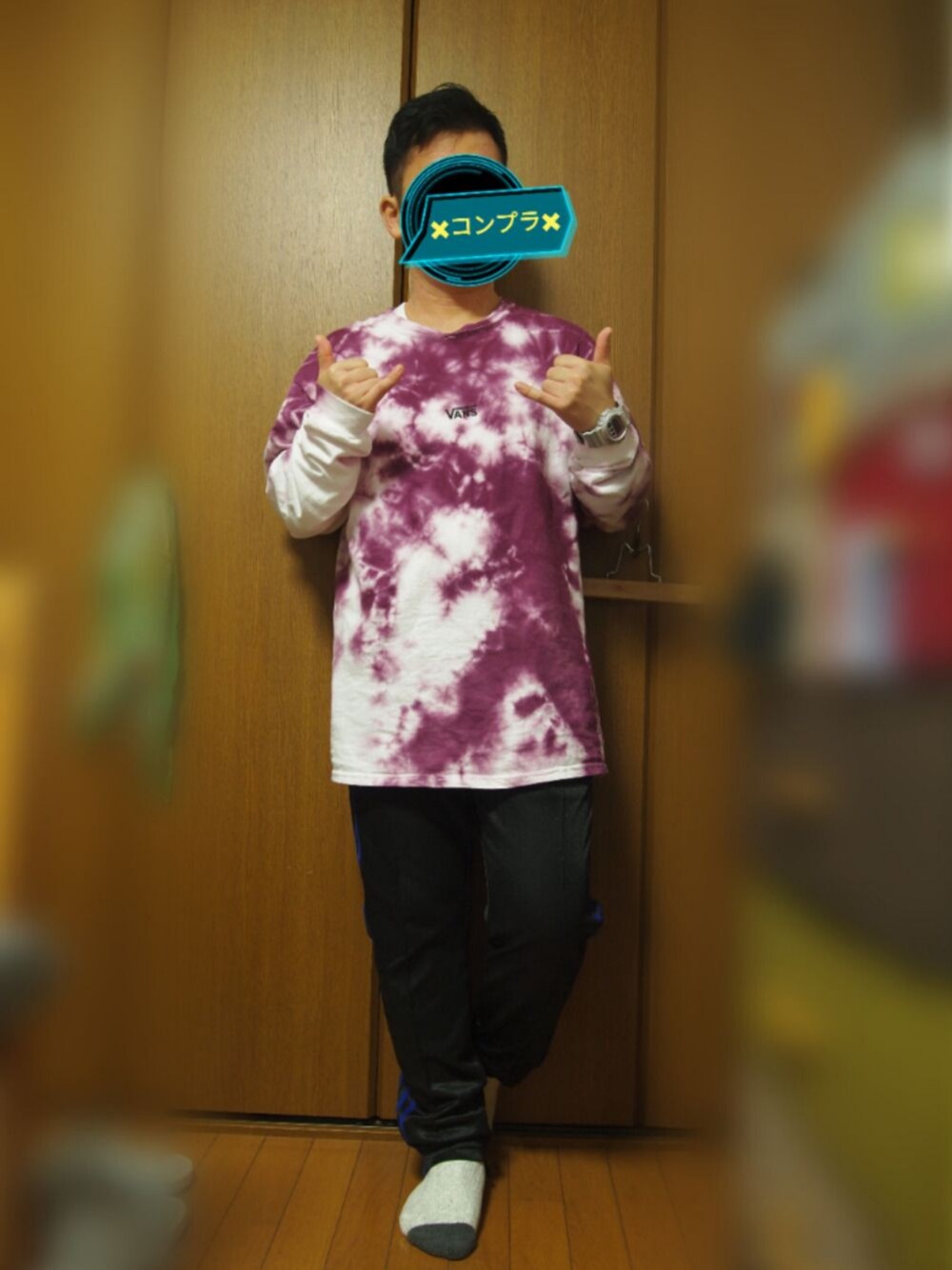 ブルー系のスニーカー、ブラック系のその他パンツ、パープル系のTシャツ/カットソーを着用したメンズの秋コーディネートの1枚目の写真